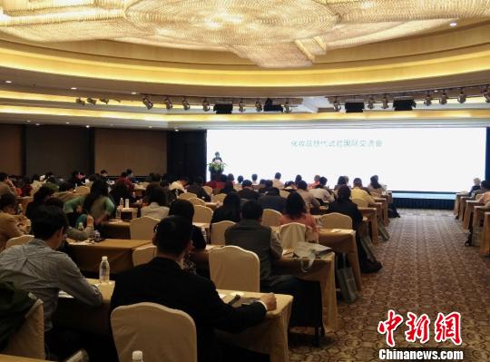 圖為10月31日，化妝品替代試驗(yàn)國(guó)際交流會(huì)在杭州召開(kāi)。　黃晶晶　攝